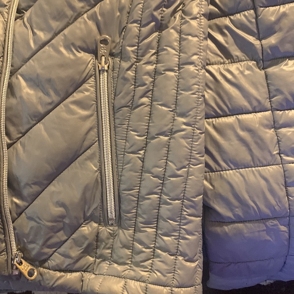 Jessica Simpson jacket. Nylons/polyester - Picture 3 of 9